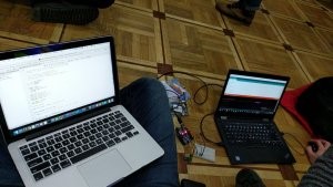 Dois computadores ligados a um android e a uma antena RF